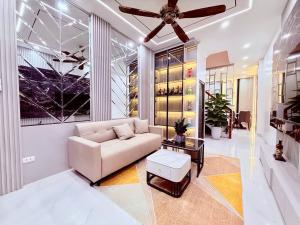 Bán nhà Nguyễn Phong Sắc – 63m2, 6T, MT 5.2m, phân lô, TM, 21 tỷ