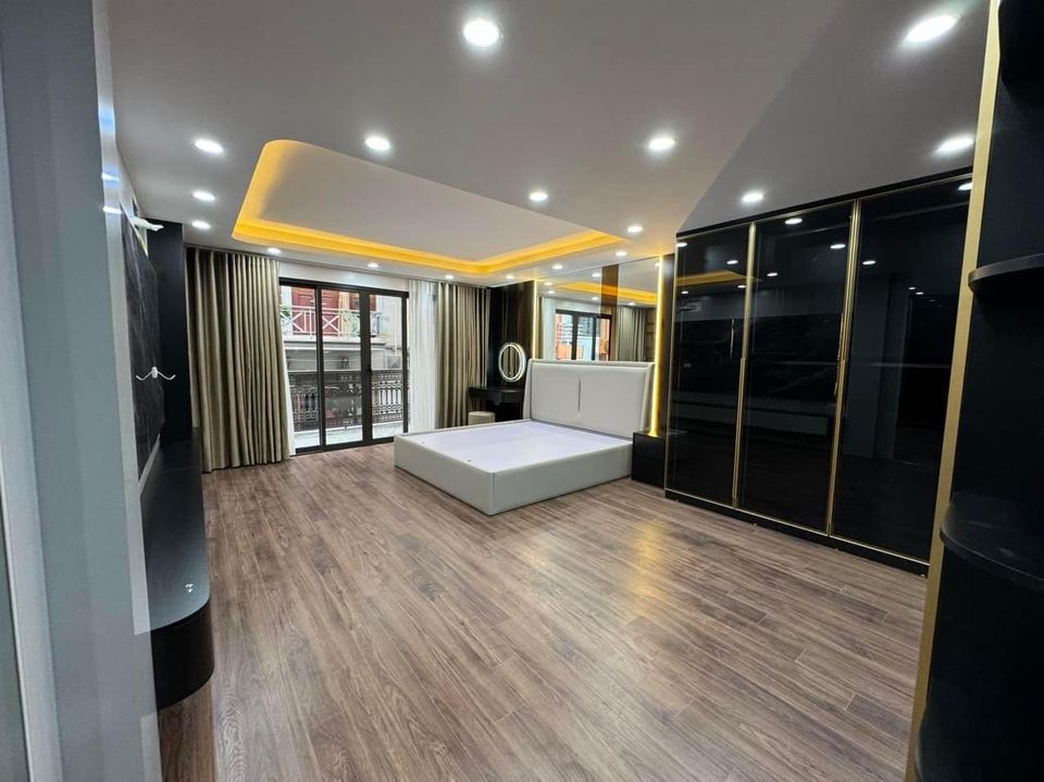 BÁN NHÀ Kim Mã, DT 49m5x6 tầng, bãi ô tô cách 20m, Chỉ 8.6 tỷ.