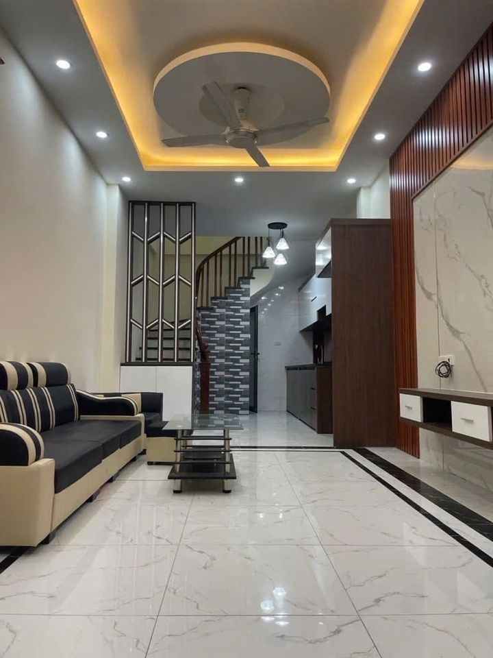 BÁN NHÀ GẤP đường Lạc Long Quân, DT 43mx5 tầng, gần phố,Giá 7.8 tỷ.