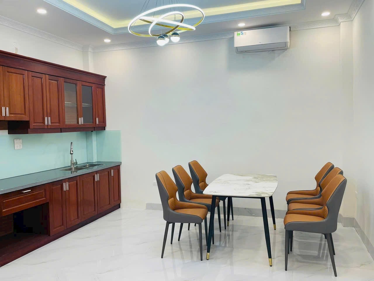 Chính chủ nhờ bán căn nhà mặt phố Cổ Linh 72m x7 tầng, thang máy