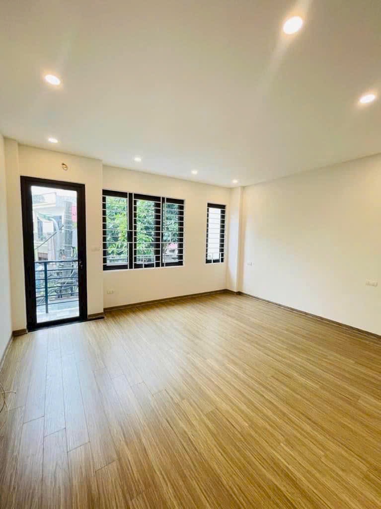 Chính chủ nhờ bán căn nhà mặt phố Cổ Linh 72m x7 tầng, thang máy