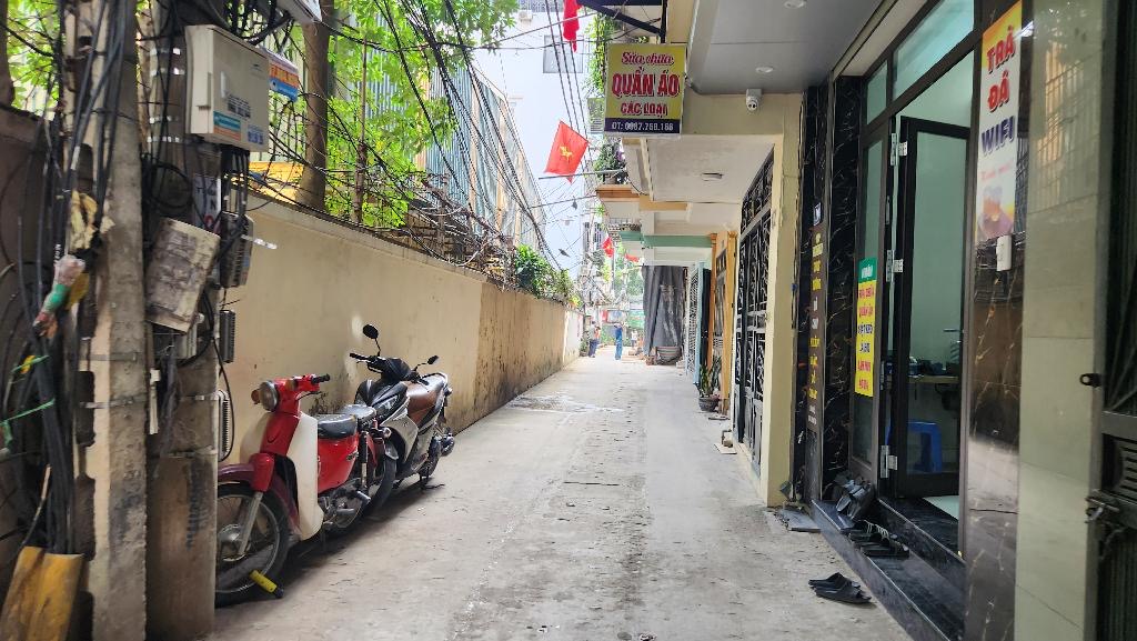 BÁN NHÀ LÔ GÓC NGAY CHÂN CHUNG CƯ 42 TRIỀU KHÚC