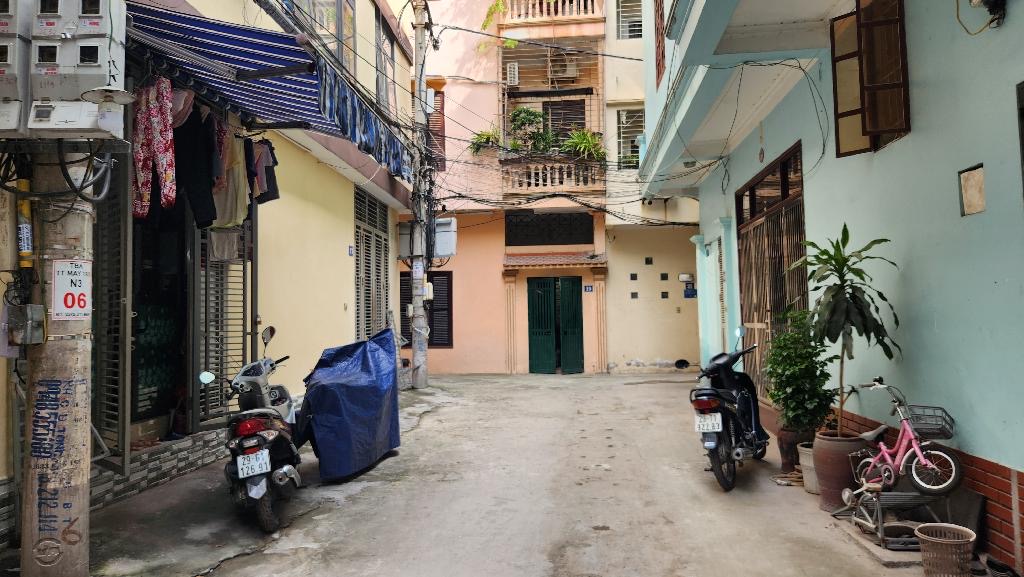 BÁN NHÀ LÔ GÓC NGAY CHÂN CHUNG CƯ 42 TRIỀU KHÚC