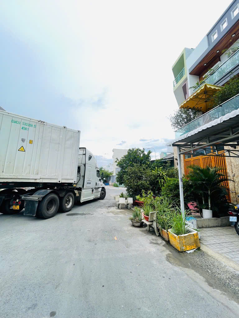 Bán nhà đẹp ngay chợ Bình Điền, mặt tiền đường số, lòng đường 20m, 80m2  3 tầng  chào 8,5 tỷ