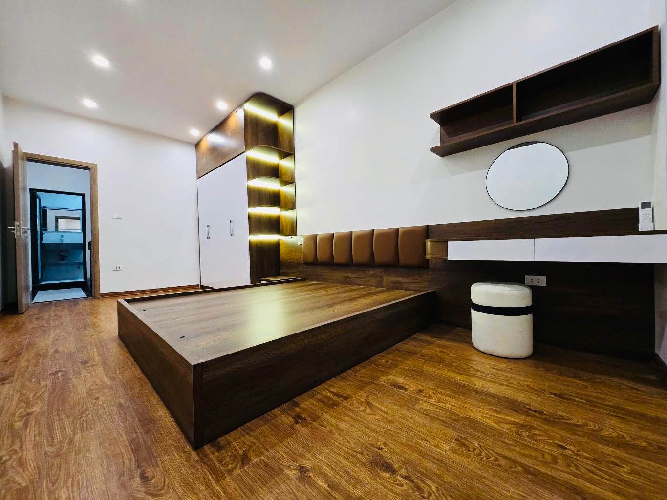 Bán Nhà Hoàng Hoa Thám 37m2 5 tầng MT 3,6m 8.x tỷ - Nhà đẹp - Nội Thất Xịn - Ô TÔ Đỗ 5m
