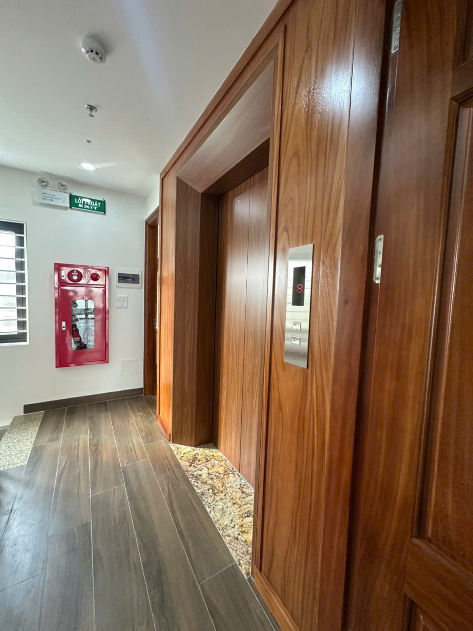 BÁN NHÀ TRÍCH SÀI VIEW HỒ TÂY 130M2 - 8 TẦNG THANG MÁY DOANH THU 2 TỶ MẶT TIỀN 6M - 3 THOÁNG 50 TỶ - GARA Ô TÔ - PHÂN LÔ 