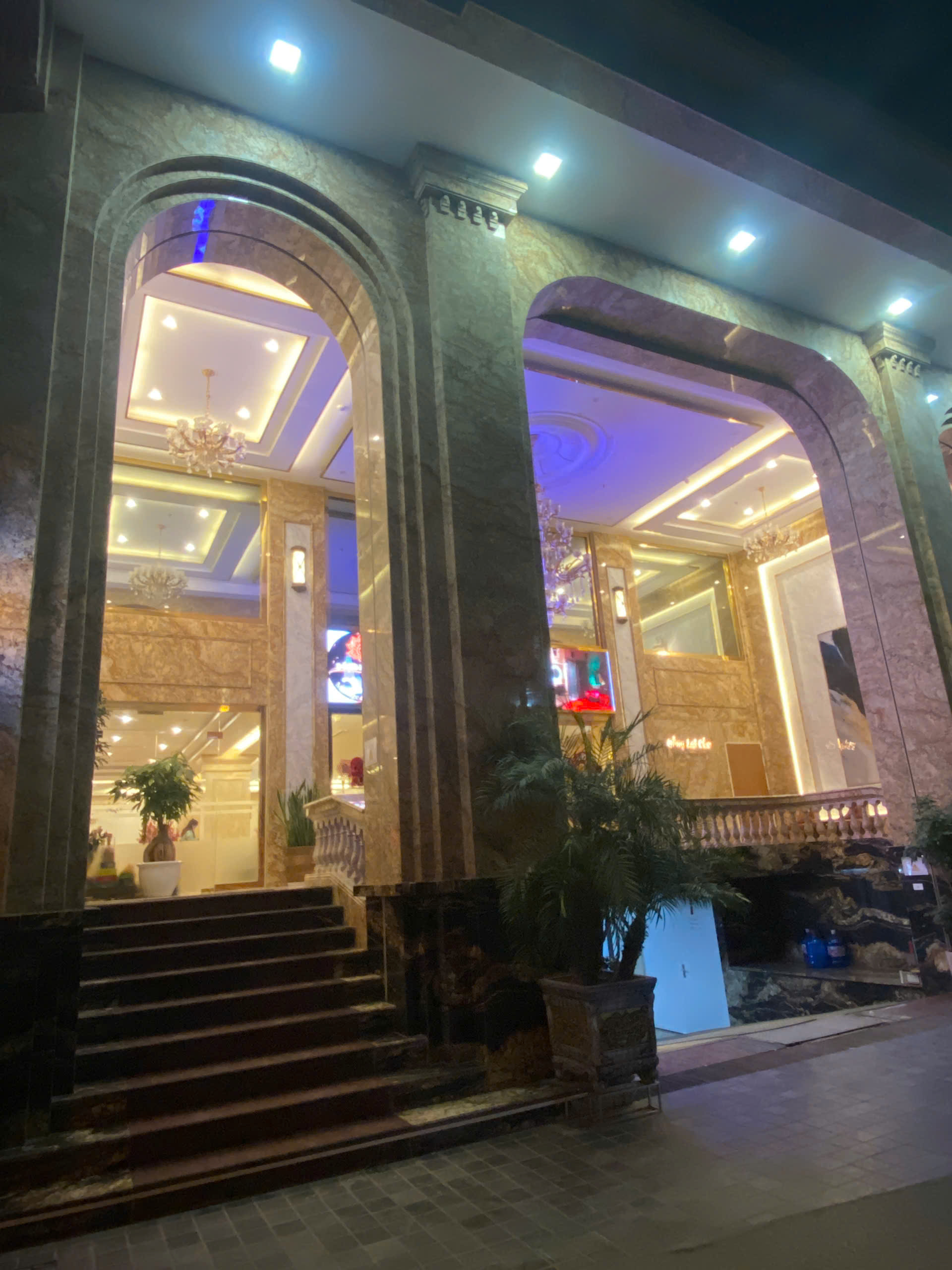 BÁN NHÀ TRÍCH SÀI VIEW HỒ TÂY 130M2 - 8 TẦNG THANG MÁY DOANH THU 2 TỶ MẶT TIỀN 6M - 3 THOÁNG 50 TỶ - GARA Ô TÔ - PHÂN LÔ 
