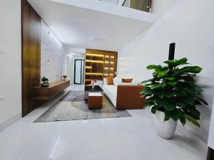Bán Nhà Hoàng Hoa Thám 37m2 5 tầng MT 3,6m 8.x tỷ - Nhà đẹp - Nội Thất Xịn - Ô TÔ Đỗ 5m