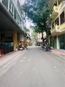 BÁN NHÀ Linh Lang 45M2 - 5 TẦNG - MẶT TIỀN 5M 16 TỶ 3 - LÔ GÓC - PHÂN LÔ - Ô TÔ DỪNG ĐỖ NGÀY ĐÊM