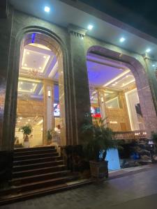BÁN NHÀ TRÍCH SÀI VIEW HỒ TÂY 130M2 - 8 TẦNG THANG MÁY DOANH THU 2 TỶ MẶT TIỀN 6M - 3 THOÁNG 50 TỶ - GARA Ô TÔ - PHÂN LÔ