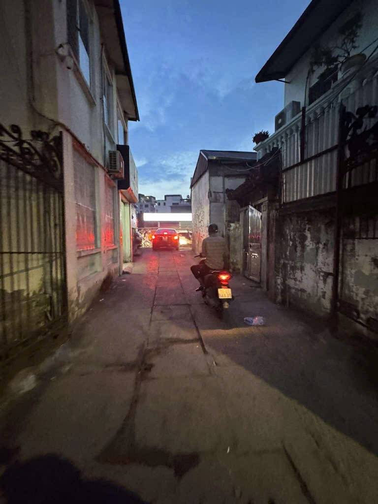 - Bán nhà Lê Văn Lương, Trung Hòa, Cầu Giấy, siêu đẹp, 100m2, 32 tỷ