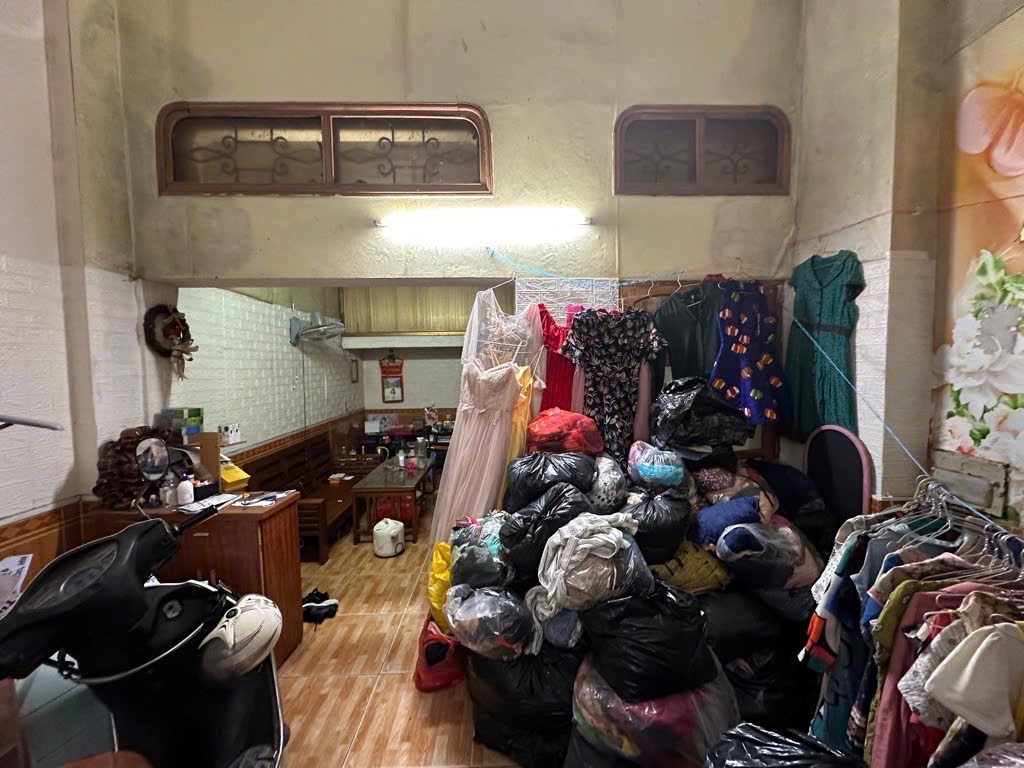 Bán đất tặng nhà 30m2, 3 tầng Đa Sỹ - Hà Đông , Lô góc , oto đỗ sát cửa , 10m ra oto tránh , 30m ra bể bơi đa sỹ