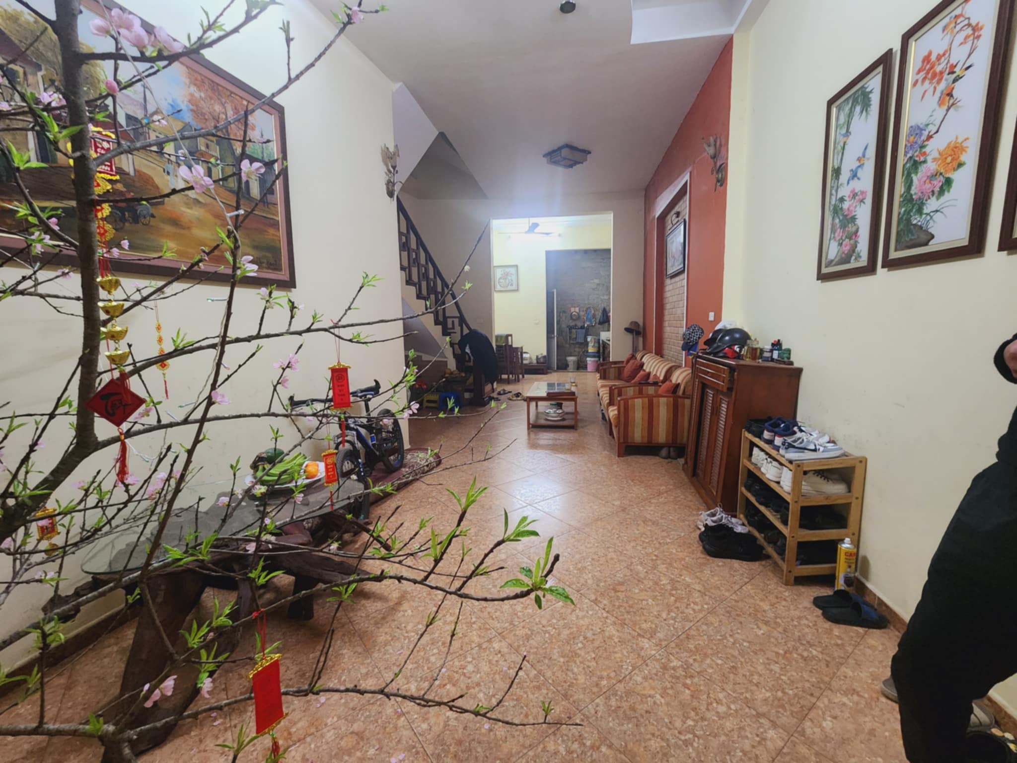 HOÀNG HOA THÁM-NHÀ DÂN XÂY OTO TRÁNH DỪNG ĐỖ NGỦ TRONG NHÀ-19 TỶ