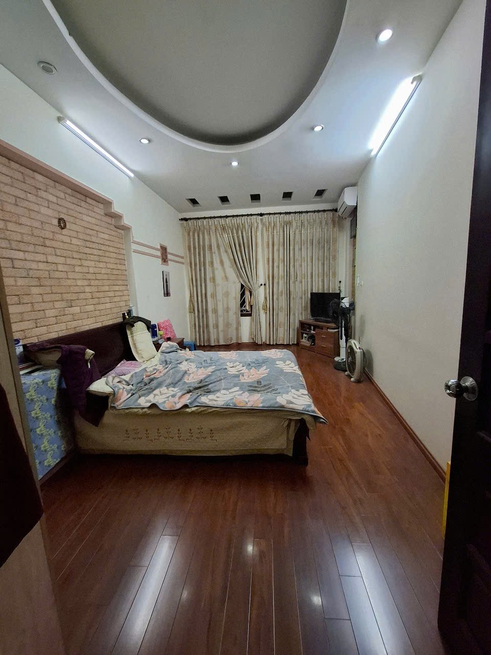 HOÀNG HOA THÁM-NHÀ DÂN XÂY OTO TRÁNH DỪNG ĐỖ NGỦ TRONG NHÀ-19 TỶ