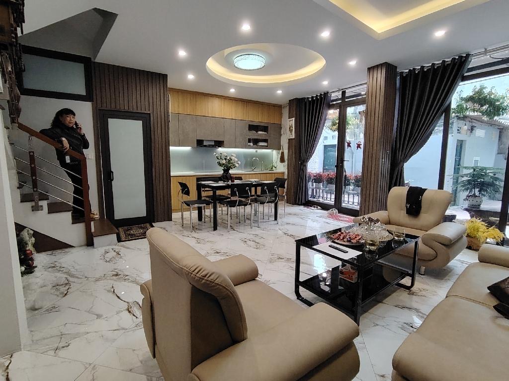 NHÀ PHỐ BỒ ĐỀ Ở NGAY - FULL NỘI THẤT CAO CẤP - GIAO THƯƠNG THUẬN TIỆN - 5 TẦNG x 5 NGỦ - 8.9 TỶ
