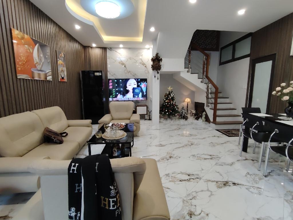 NHÀ PHỐ BỒ ĐỀ Ở NGAY - FULL NỘI THẤT CAO CẤP - GIAO THƯƠNG THUẬN TIỆN - 5 TẦNG x 5 NGỦ - 8.9 TỶ