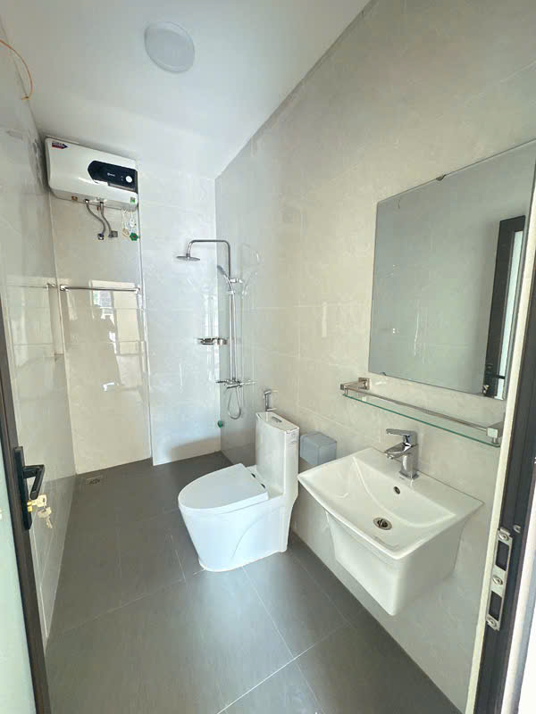 NHÀ MỚI TINH - CÓ SÂN ĐỂ XE - CÓ 5 TỶ