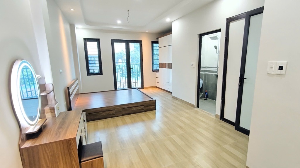 Nhà đẹp ở ngày ngõ thông ô tô đỗ cửa ,giao thông thuận tiện , lợi ích vô vàn