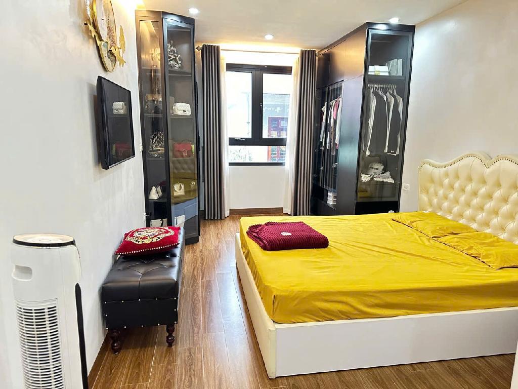 Bán  nhà phố  Trần Khát Chân , trung tâm quận Hai Bà  Trưng, ô tô vào nhà , cầu thang máy, view hồ điều hòa, 63m, 12.99 tỷ
