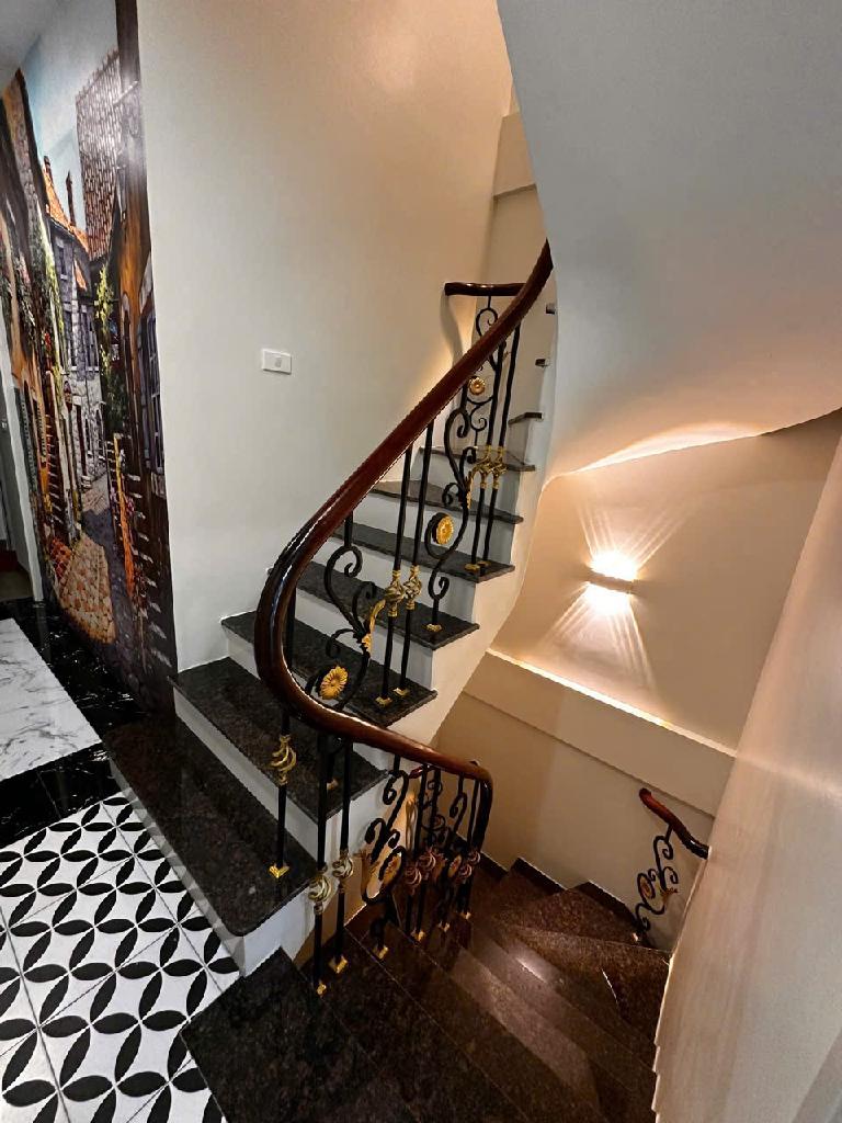 Bán  nhà phố  Trần Khát Chân , trung tâm quận Hai Bà  Trưng, ô tô vào nhà , cầu thang máy, view hồ điều hòa, 63m, 12.99 tỷ