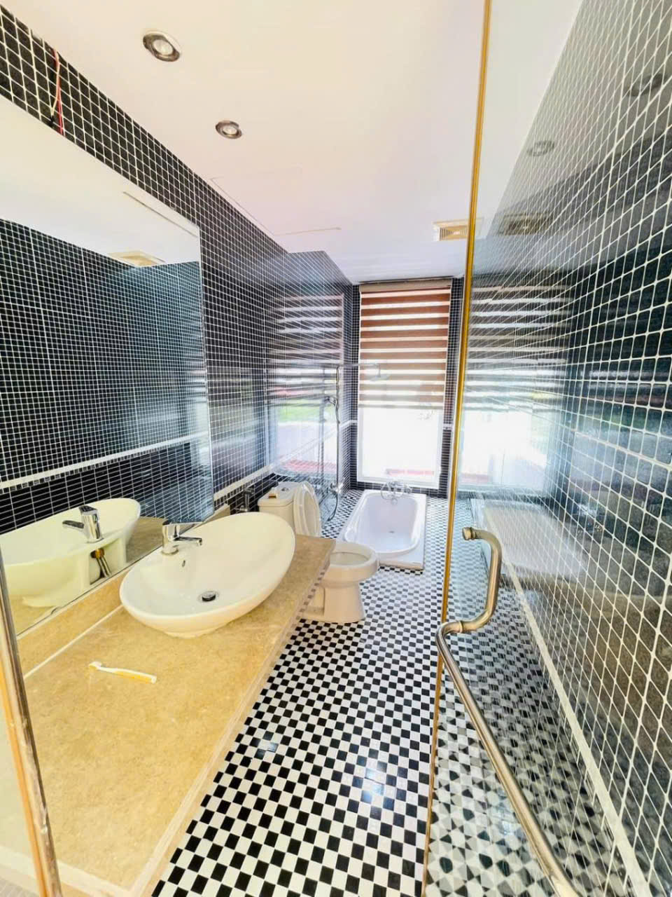 BÁN NHÀ PHẠM VĂN ĐỒNG - PHÂN LÔ - KINH DOANH - OTO TRÁNH - 7 CHỖ VÀO NHÀ