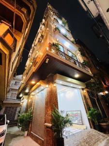 NHÀ ĐẸP CẦU GIẤY - LÔ GÓC - 3 THOÁNG - THANG MÁY