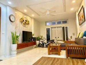 BÁN NHÀ PHẠM VĂN ĐỒNG - PHÂN LÔ - KINH DOANH - OTO TRÁNH - 7 CHỖ VÀO NHÀ