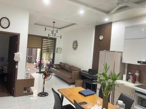 Nhà Sài Đồng, 3 tầng, 86m2, dân xây, thoáng trước sau, full nội thất.