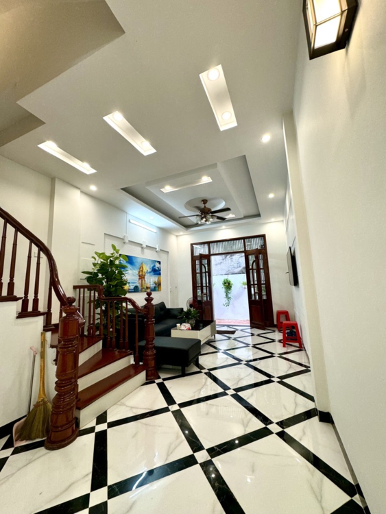 Bán nhà 40m2 Khúc Thừa Dụ, Cầu Giấy, Gần phố, 2 thoáng, Dân trí cao, An sinh tốt, Nhà đẹp ở ngay
