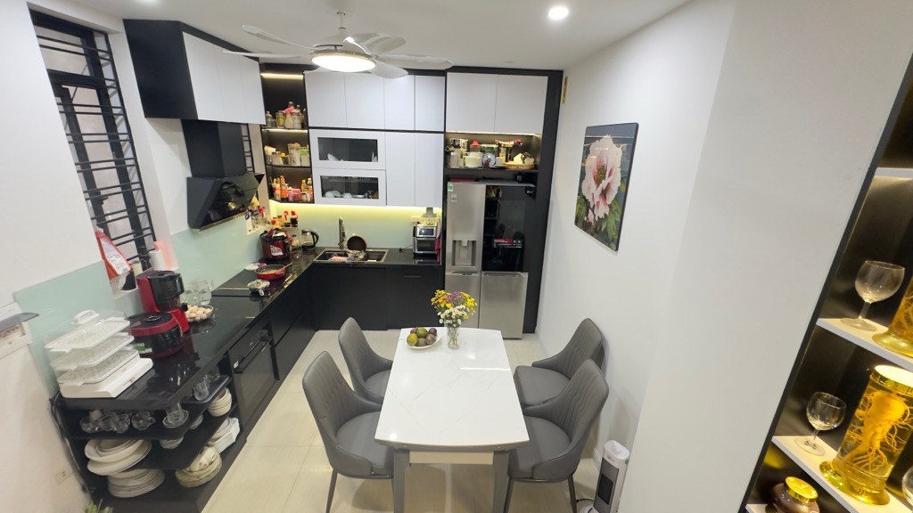 Bán nhà Phạm Văn Đồng, Cầu Giấy 46m2, Lô góc, 50m ra oto, Gần phố, An sinh tốt, Nhà đẹp ở ngay