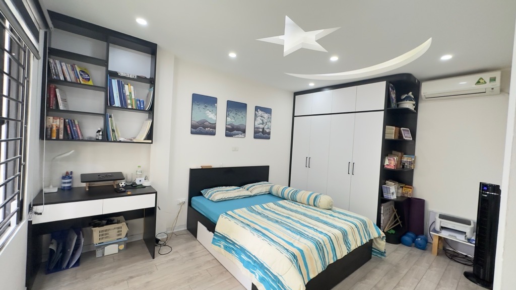Bán nhà Phạm Văn Đồng, Cầu Giấy 46m2, Lô góc, 50m ra oto, Gần phố, An sinh tốt, Nhà đẹp ở ngay