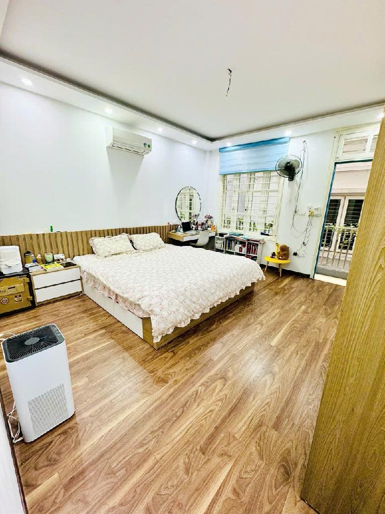 Bán nhà 5 tầng 40m2 Hồ Tùng Mậu, Cầu Giấy chỉ nhỉnh 8 tỷ, Taxi đỗ cổng, Gần phố, 2 Thoáng, Nhà đẹp, Full nội thất, Ở ngay