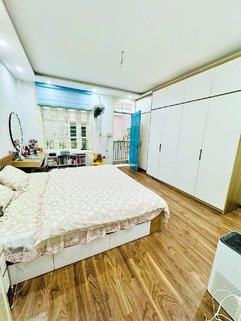 Bán nhà 5 tầng 40m2 Hồ Tùng Mậu, Cầu Giấy chỉ nhỉnh 8 tỷ, Taxi đỗ cổng, Gần phố, 2 Thoáng, Nhà đẹp, Full nội thất, Ở ngay