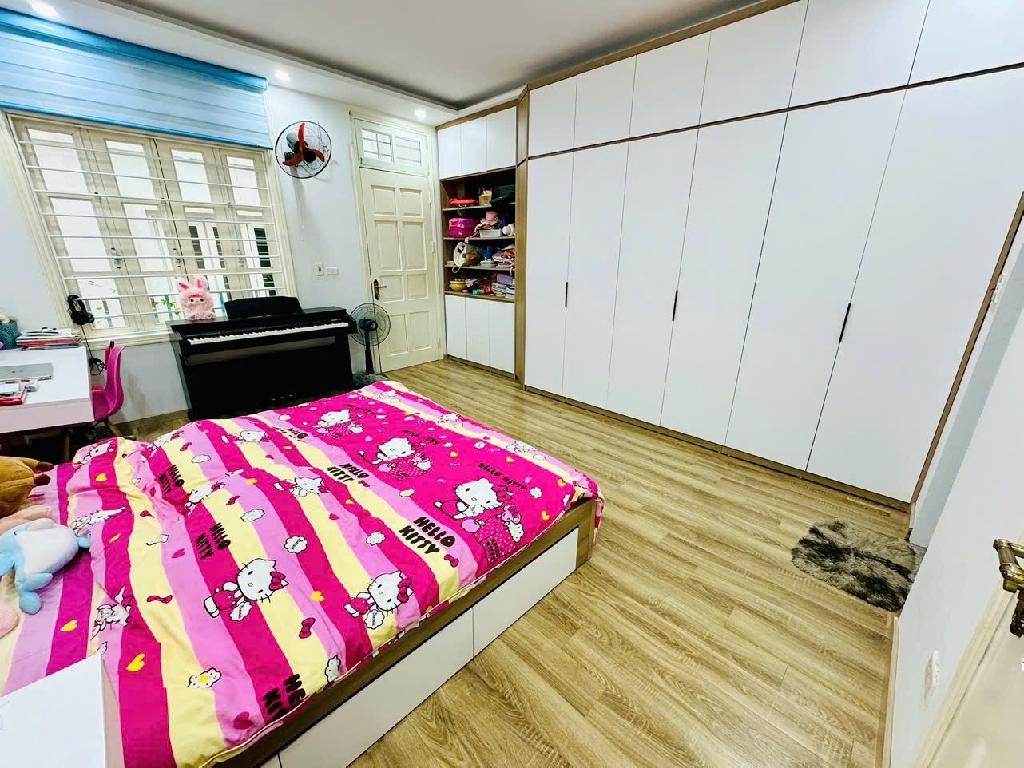 Bán nhà 5 tầng 40m2 Hồ Tùng Mậu, Cầu Giấy chỉ nhỉnh 8 tỷ, Taxi đỗ cổng, Gần phố, 2 Thoáng, Nhà đẹp, Full nội thất, Ở ngay