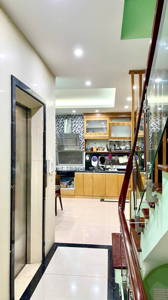 Bán nhà phân lô 65m2 Hoàng Quốc Việt, Cầu Giấy, Oto tránh, vào nhà, Thang máy, Full nội thất, 2 thoáng, Nhà đẹp ở luôn