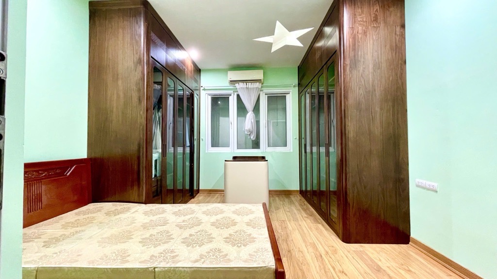 Bán nhà phân lô 65m2 Hoàng Quốc Việt, Cầu Giấy, Oto tránh, vào nhà, Thang máy, Full nội thất, 2 thoáng, Nhà đẹp ở luôn