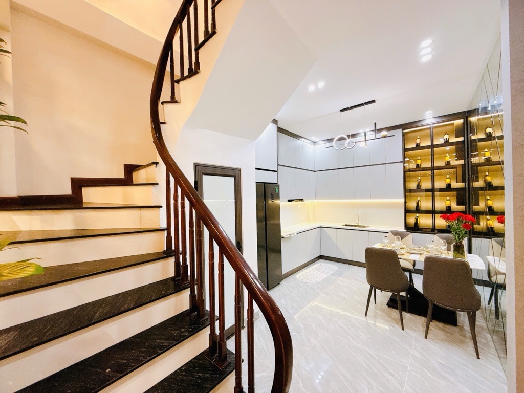Bán nhà Nguyễn Khang, Cầu Giấy 42m2 chỉ nhỉnh 8 tỷ, 15m ra phố, An sinh tốt, Tặng full nội thất xịn, Nhà đẹp ở ngay