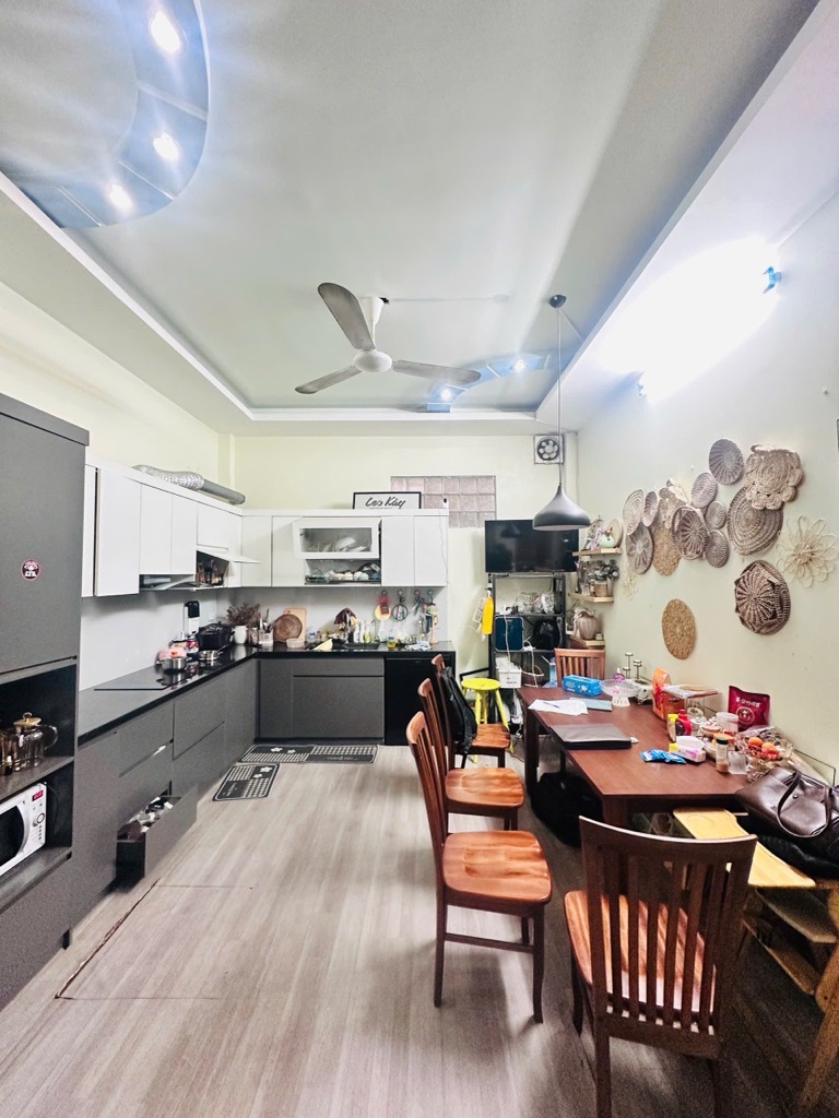 Bán nhà 5 tầng Phạm Văn Đồng, Oto đỗ cửa, Ngõ thông, An sinh tốt, Nhà đẹp, Ở hoặc cho thuê