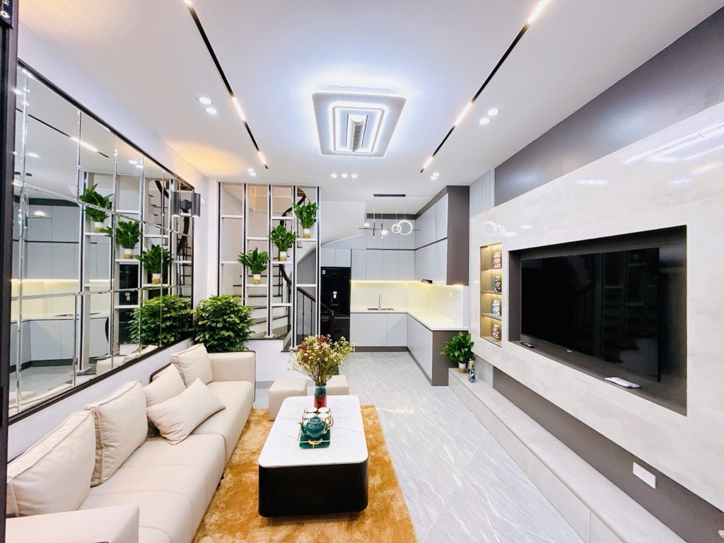 Bán nhà 5 tầng chỉ nhỉnh 6 tỷ phố Trần Thái Tông, Cầu Giấy, Gần phố, An sinh tốt, Nhà đẹp ở ngay