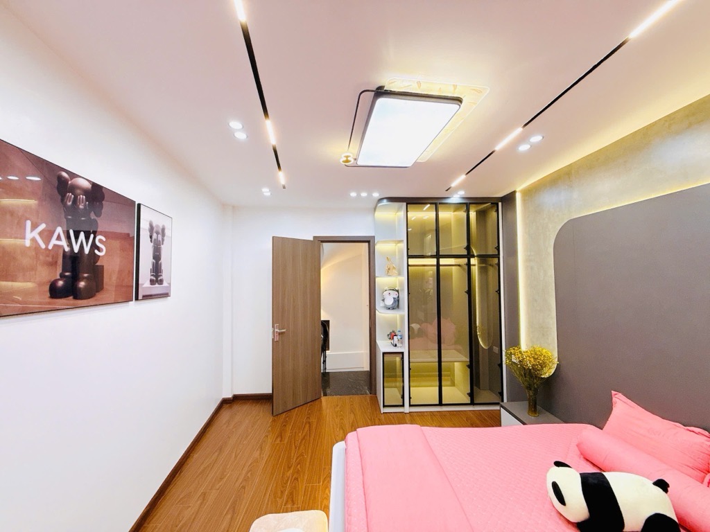 Bán nhà 5 tầng chỉ nhỉnh 6 tỷ phố Trần Thái Tông, Cầu Giấy, Gần phố, An sinh tốt, Nhà đẹp ở ngay