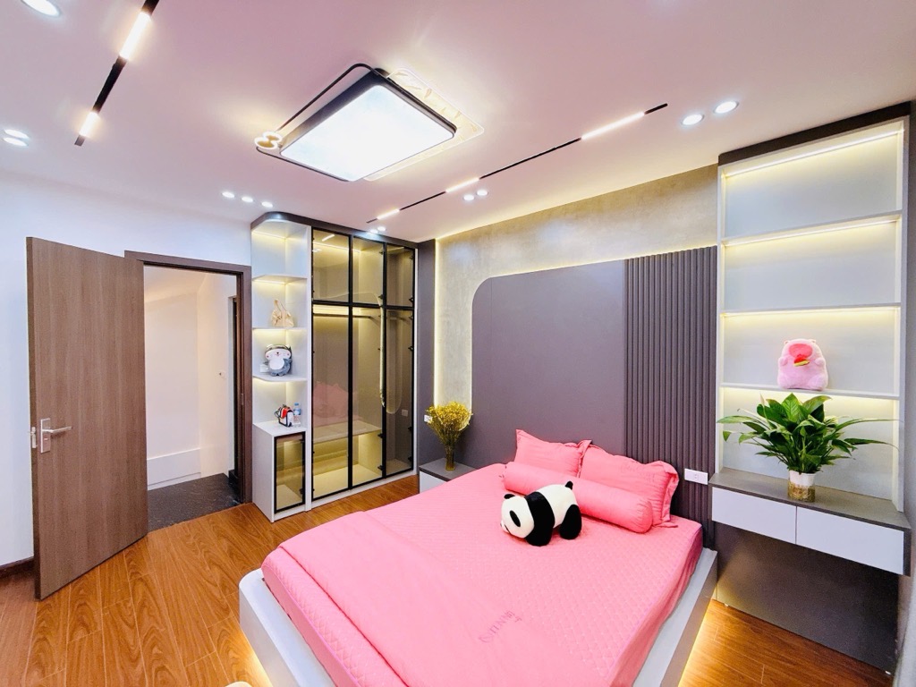 Bán nhà 5 tầng chỉ nhỉnh 6 tỷ phố Trần Thái Tông, Cầu Giấy, Gần phố, An sinh tốt, Nhà đẹp ở ngay