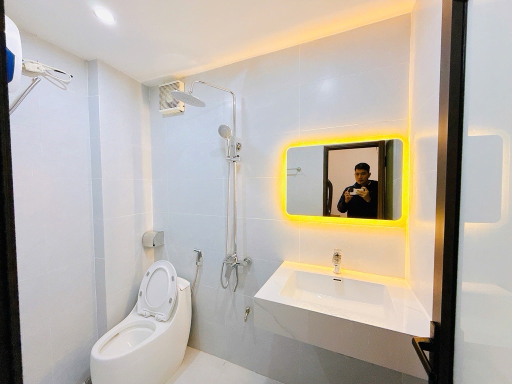Bán nhà 5 tầng chỉ nhỉnh 6 tỷ phố Trần Thái Tông, Cầu Giấy, Gần phố, An sinh tốt, Nhà đẹp ở ngay