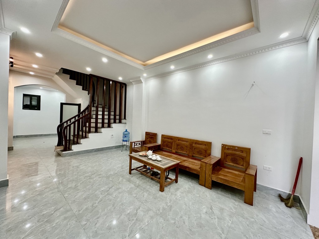 Bán nhà 5 tầng 42m2 Trần Thái Tông, Cầu Giấy, Oto đỗ cửa, Gần phố, 2 thoáng, Ngõ thông, Nhà đẹp, Kinh doanh tốt