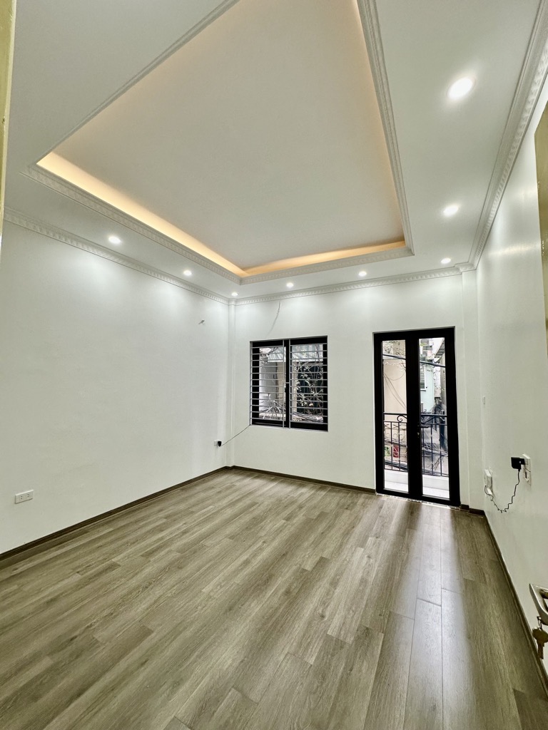Bán nhà 5 tầng 42m2 Trần Thái Tông, Cầu Giấy, Oto đỗ cửa, Gần phố, 2 thoáng, Ngõ thông, Nhà đẹp, Kinh doanh tốt