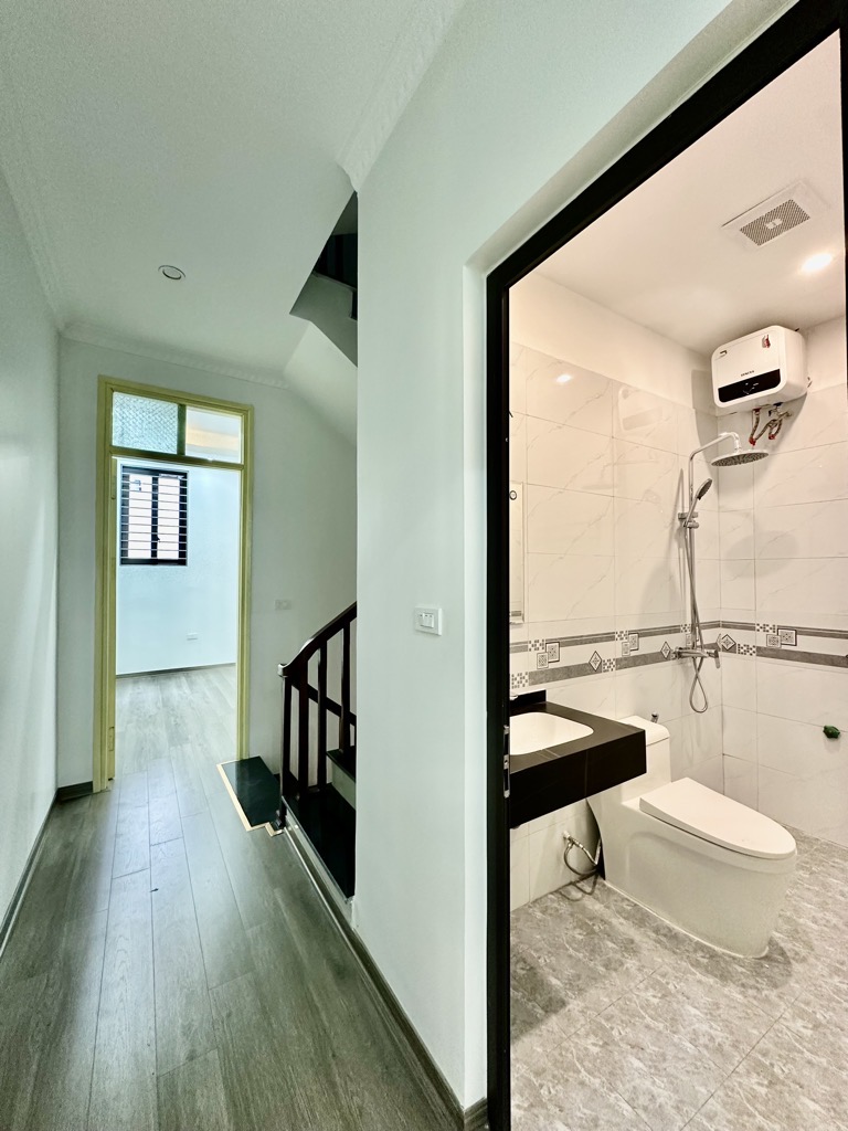 Bán nhà 5 tầng 42m2 Trần Thái Tông, Cầu Giấy, Oto đỗ cửa, Gần phố, 2 thoáng, Ngõ thông, Nhà đẹp, Kinh doanh tốt