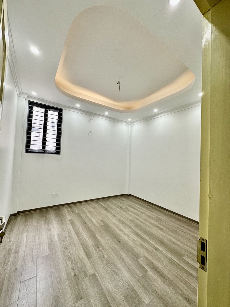 Bán nhà 5 tầng 42m2 Trần Thái Tông, Cầu Giấy, Oto đỗ cửa, Gần phố, 2 thoáng, Ngõ thông, Nhà đẹp, Kinh doanh tốt