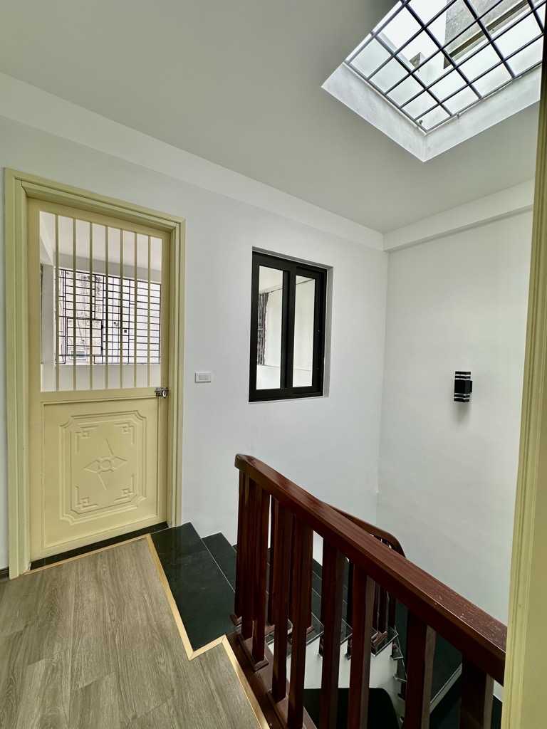 Bán nhà 5 tầng 42m2 Trần Thái Tông, Cầu Giấy, Oto đỗ cửa, Gần phố, 2 thoáng, Ngõ thông, Nhà đẹp, Kinh doanh tốt