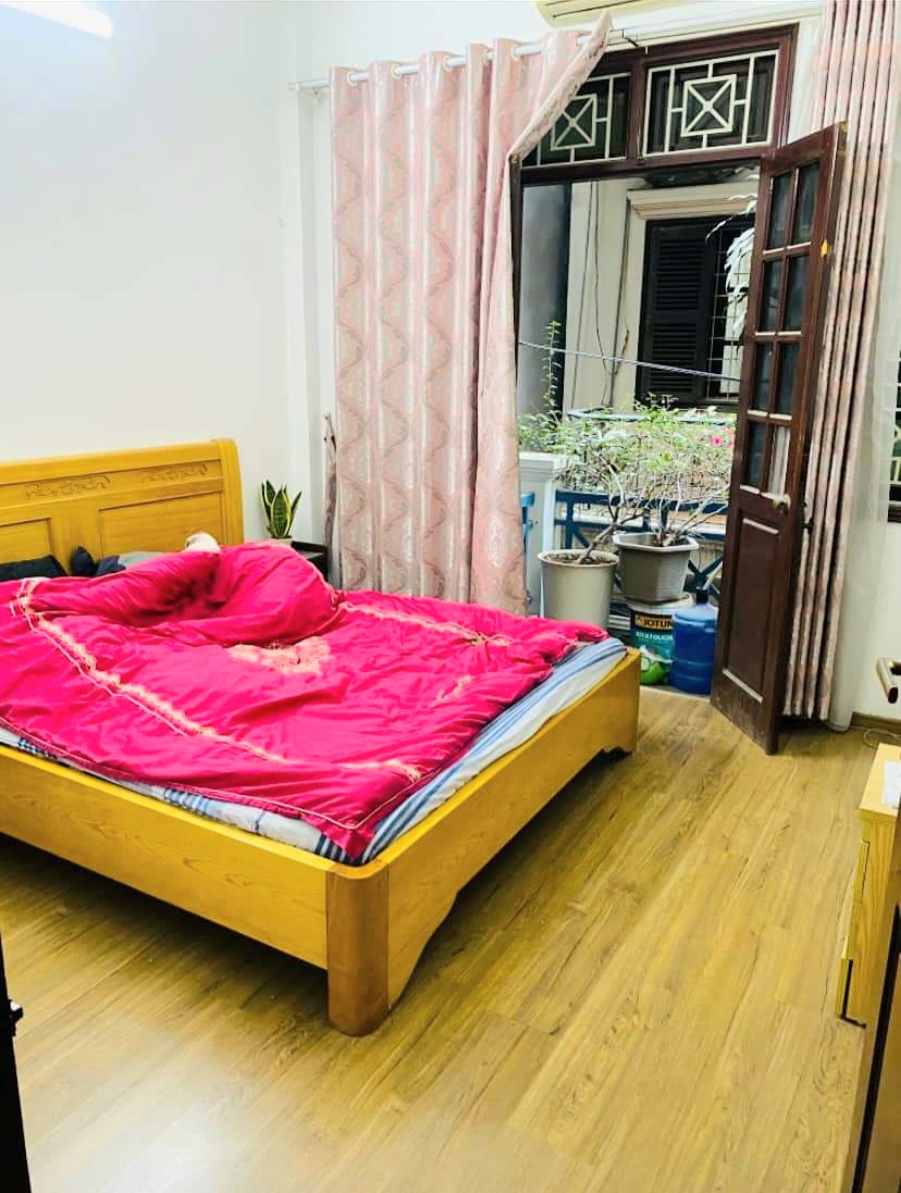 Bán nhà 44m2 phố Lạc Long Quân, 20m ra oto, Thoáng trước sau, Dân trí cao, Nhà đẹp ở luôn