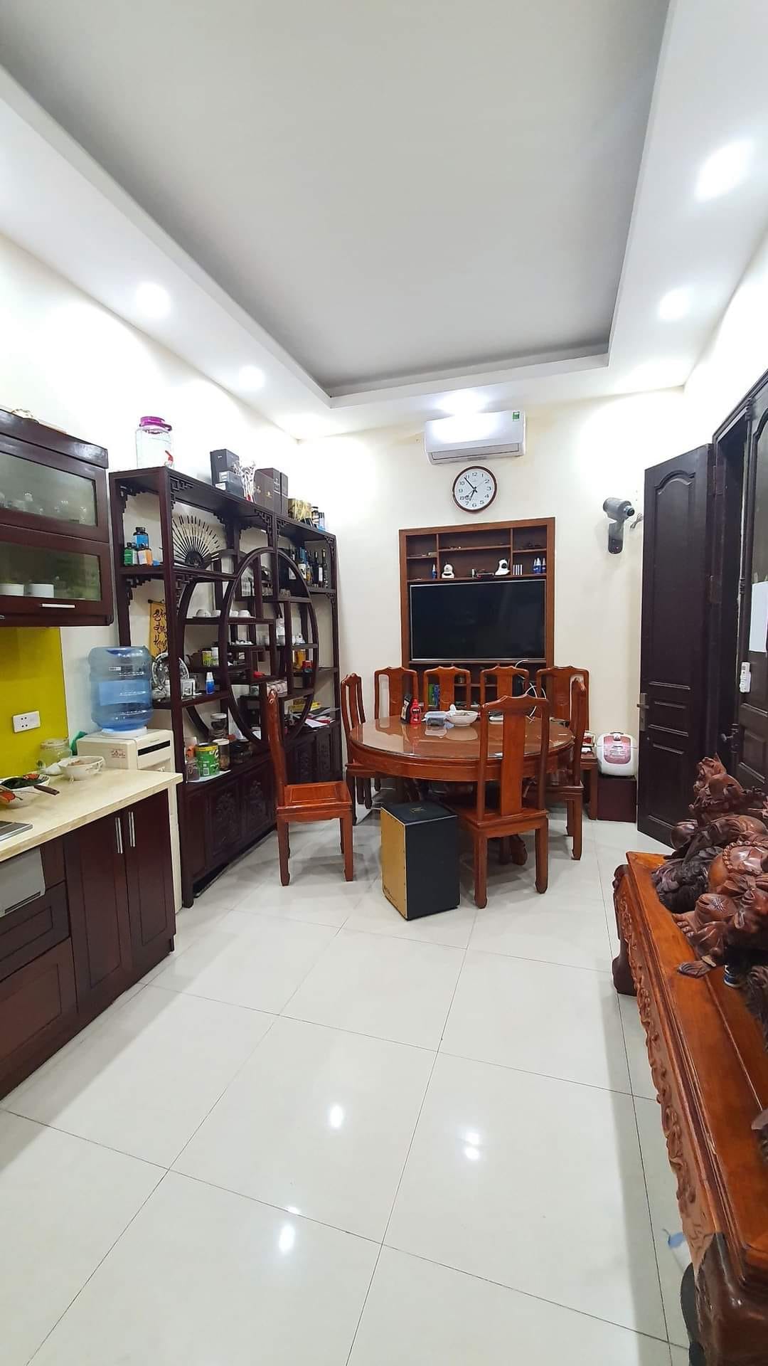 Bán nhà 5 tầng 40m2 đường Cầu Giấy, 30m ra oto, Gần phố, An sinh tốt, Ngõ thông, Ở hoặc cho thuê