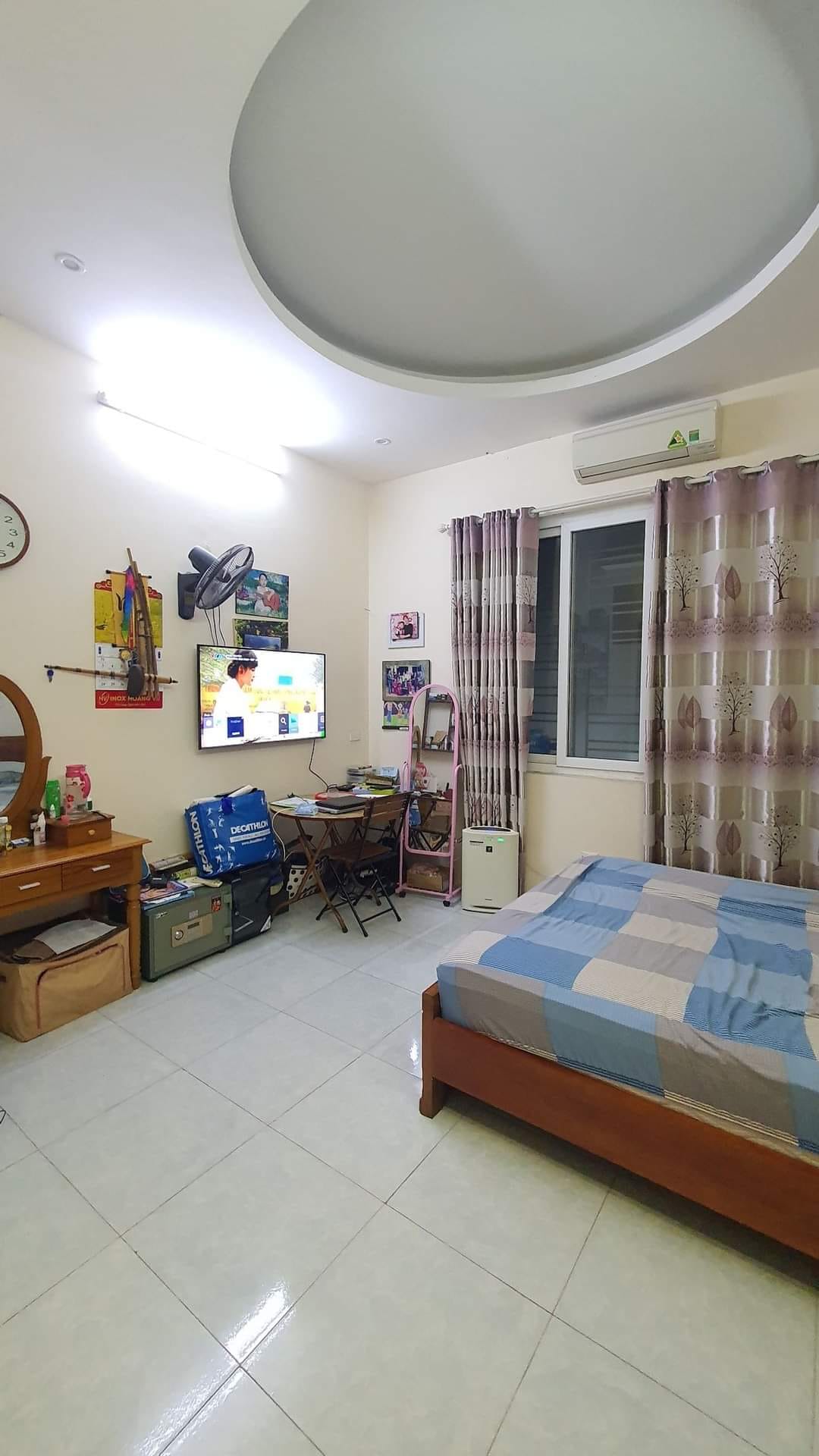 Bán nhà 5 tầng 40m2 đường Cầu Giấy, 30m ra oto, Gần phố, An sinh tốt, Ngõ thông, Ở hoặc cho thuê